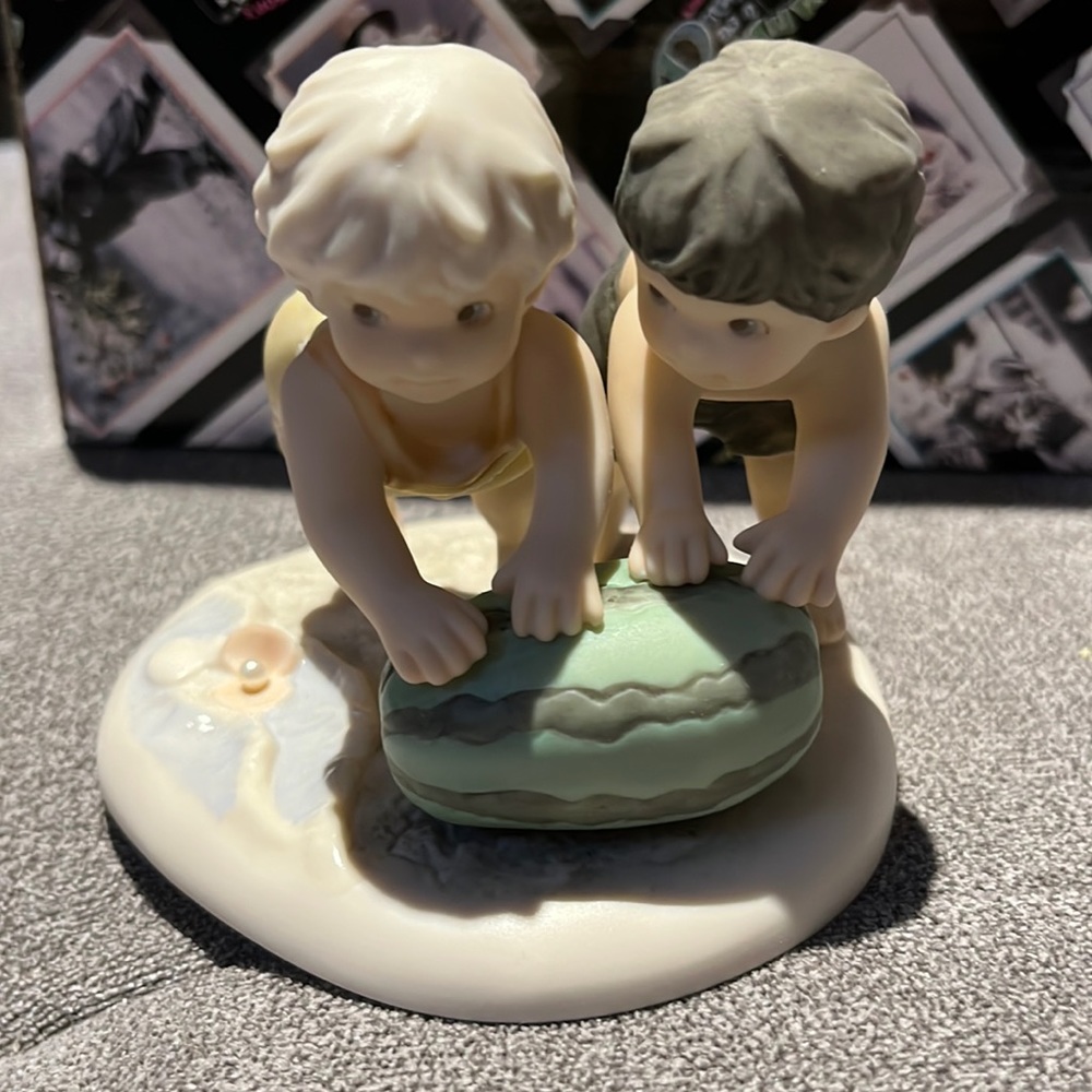 Figurine (Pretty as a picture)
